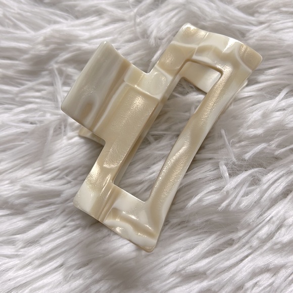 France Luxe
Midi Cutout Rectangle Jaw
Hair Clip - Picture 3 of 9